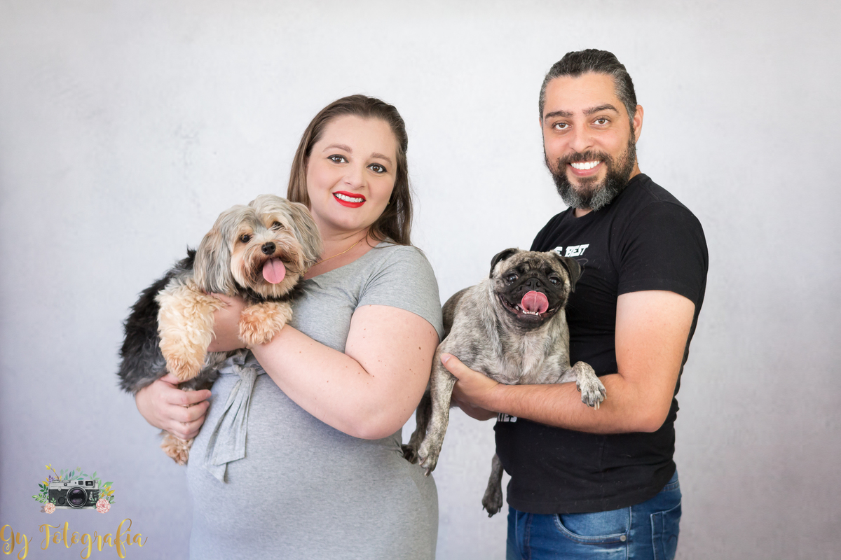 Os pais a espera da Alice suas irmãs de 4 patas! 
Anesaio de gestante em estudio! Fotografa em Londrina.