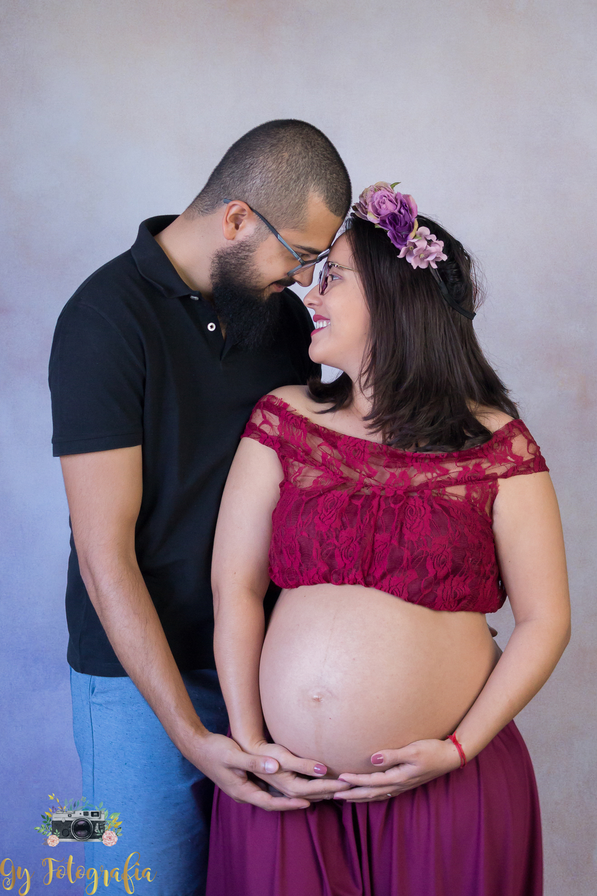 Carinho e cumplicidade dos papais! Ensaio de gestante em estúdio em Londrina. Fotografo especializado em ensaios de gestantes. Momento registrado pela fotografa Giscellayne | Gy fotografia!
