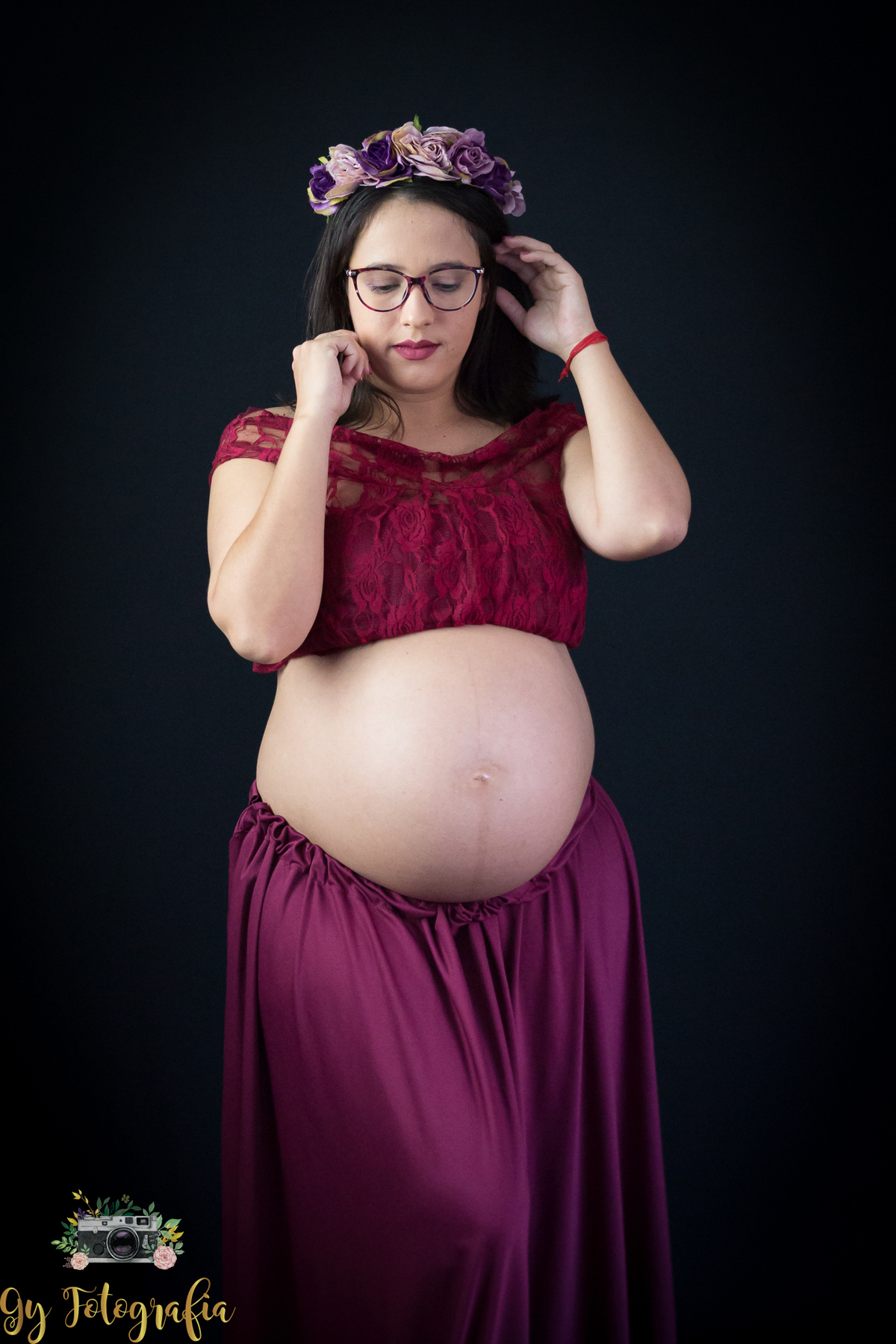 Eu me apaixonei por essa foto aqui nesse cenário e você? Ensaio de gestante em estúdio em Londrina. Fotografo especializado em ensaios de gestantes. Momento registrado pela fotografa Giscellayne | Gy fotografia!