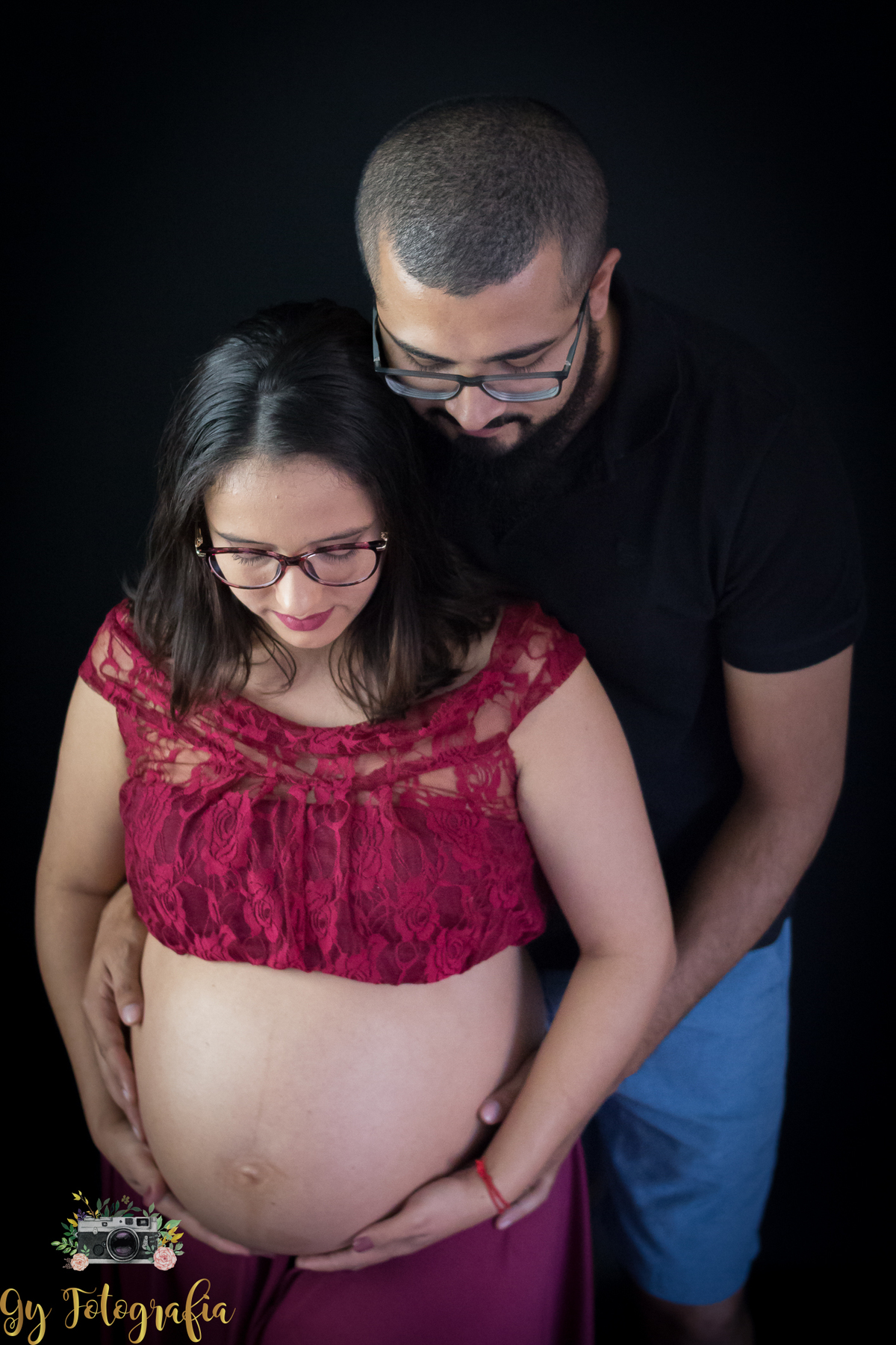 Casal a espera de seu bebe! sua nova família! Ensaio de gestante em estúdio em Londrina. Fotografo especializado em ensaios de gestantes. Momento registrado pela fotografa Giscellayne | Gy fotografia!