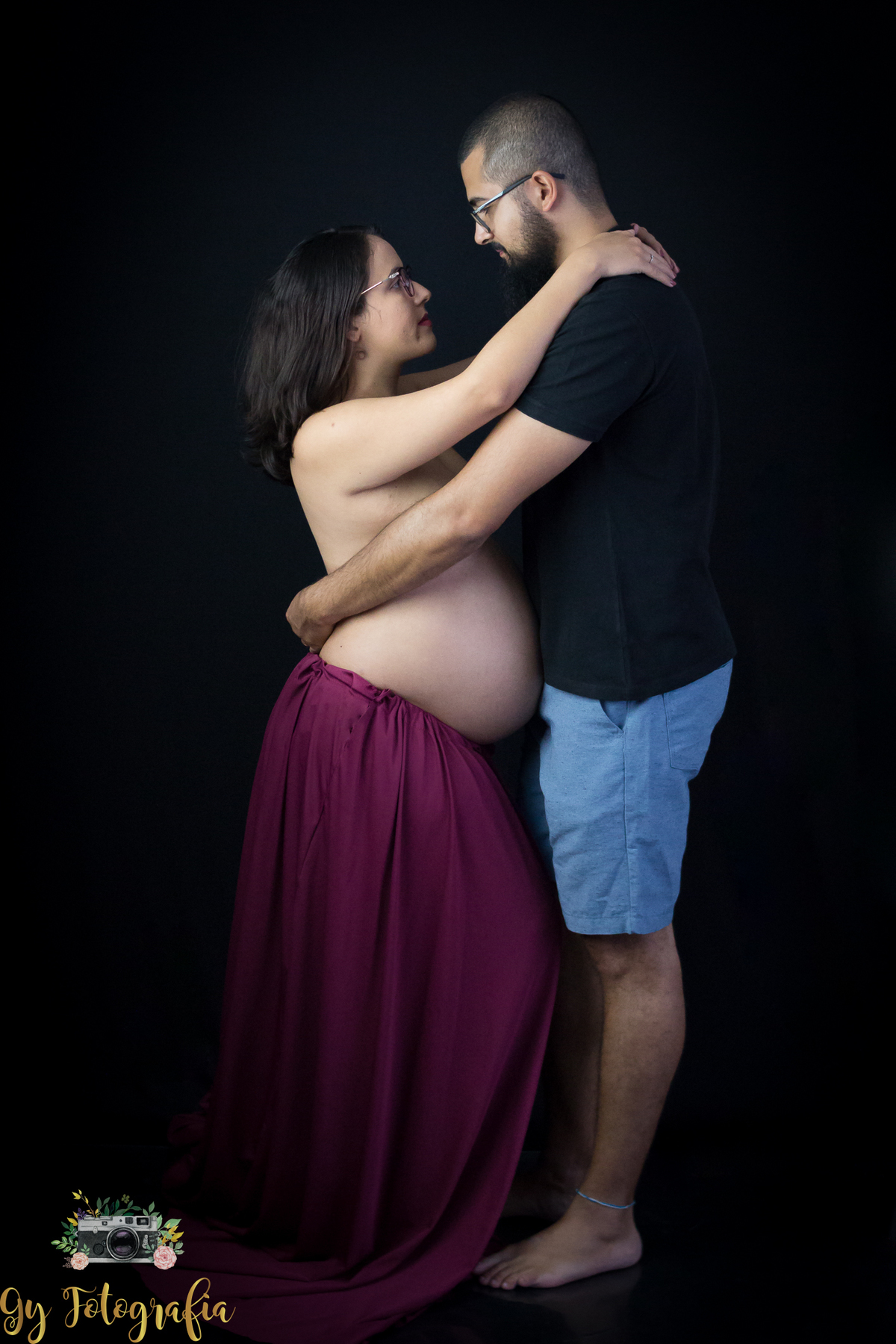 Essa foto eu amei e fiquei super na dúvida se escolhia a foto em preto e branco ou a colorida! Ensaio de gestante em estúdio em Londrina. Fotografo especializado em ensaios de gestantes. Momento registrado pela fotografa Giscellayne | Gy fotografia!