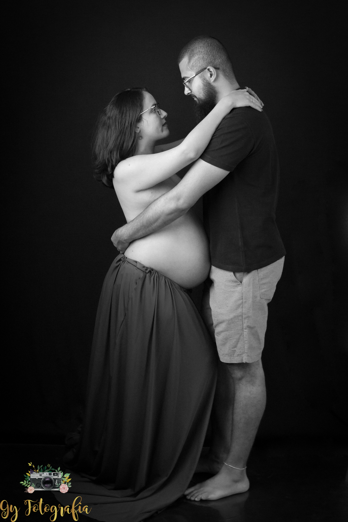 Essa foto eu amei e fiquei super na dúvida se escolhia a foto em preto e branco ou a colorida! Ensaio de gestante em estúdio em Londrina. Fotografo especializado em ensaios de gestantes. Momento registrado pela fotografa Giscellayne | Gy fotografia!