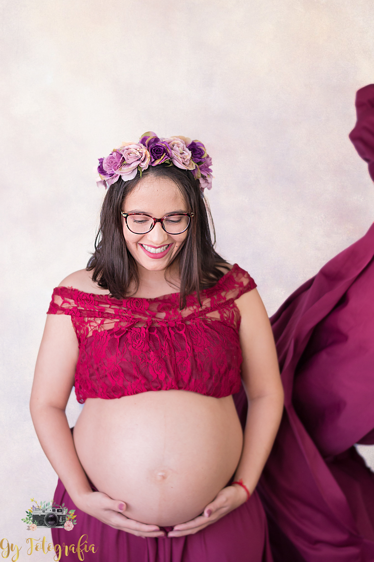 felicidade de uma mãe que ta sabendo que ta no finalzinho da gestação, doida pra ver seu bebê! Ensaio de gestante em estúdio em Londrina. Fotografo especializado em ensaios de gestantes. Momento registrado pela fotografa Giscellayne | Gy fotografia!