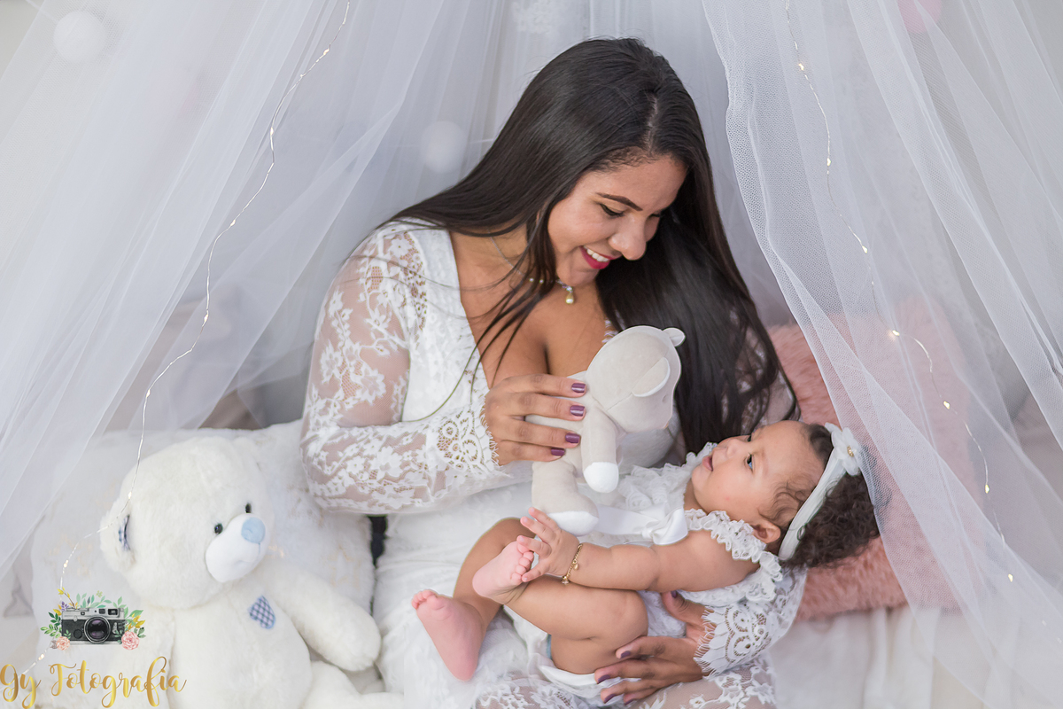mamãe brincando com a nenem com seu ursinho! 
Mini ensaio de dia das mães, fotografo em Londrina especializado em bebês e crianças. Fotos baratas. momento registrado pela fotografa Giscellayne | Gy Fotografia, fotografa de família.