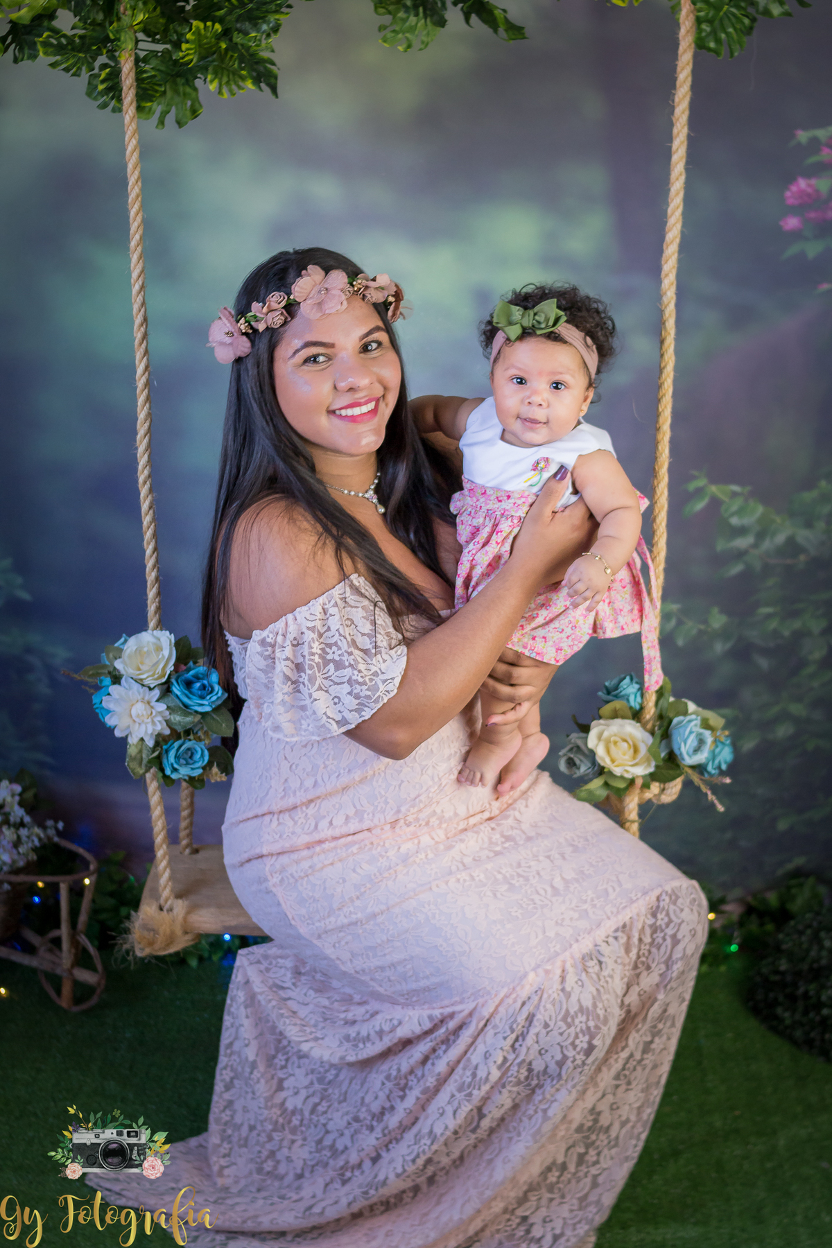 Nosso cenário de balanço ficou lindíssimo! 
Mini ensaio de dia das mães, fotografo em Londrina especializado em bebês e crianças. Fotos baratas. momento registrado pela fotografa Giscellayne | Gy Fotografia, fotografa de família.