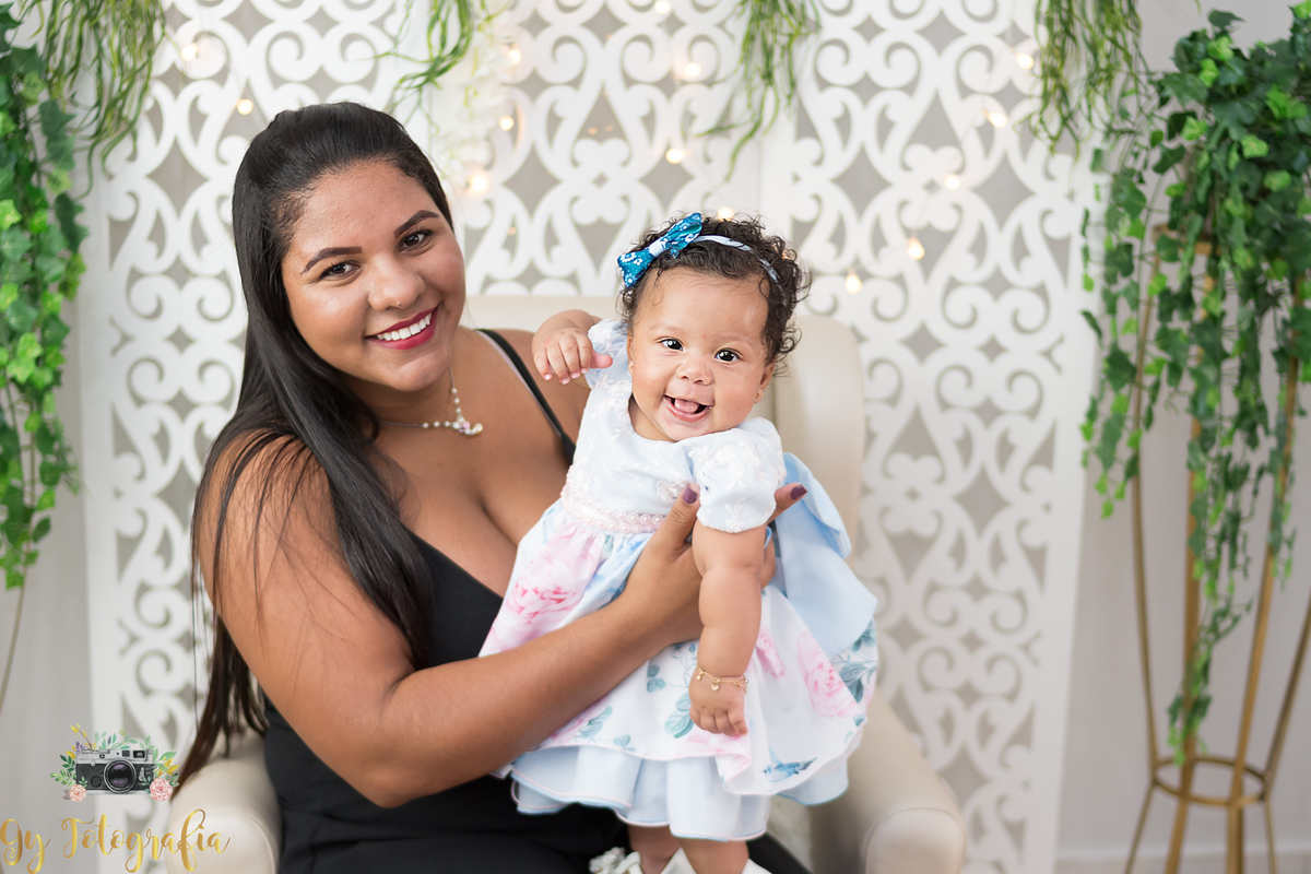Cenário salinha com a poltrona da decora kids.
Mini ensaio de dia das mães, fotografo em Londrina especializado em bebês e crianças. Fotos baratas. momento registrado pela fotografa Giscellayne | Gy Fotografia, fotografa de família.