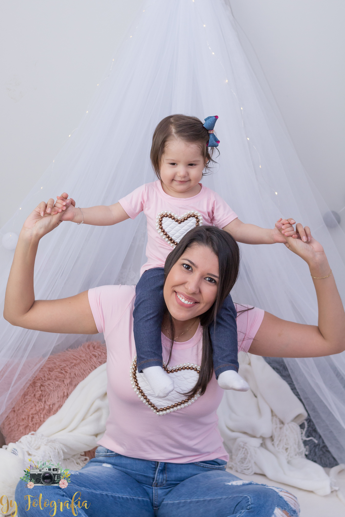 fazendo cavalinho com a mamãe! 
Ensaio dia das mães em estúdio, fotografo especializado em ensaios de família, bebês e crianças.
Momento registrado pela fotógrafa Giscellayne | Gy Fotografia.