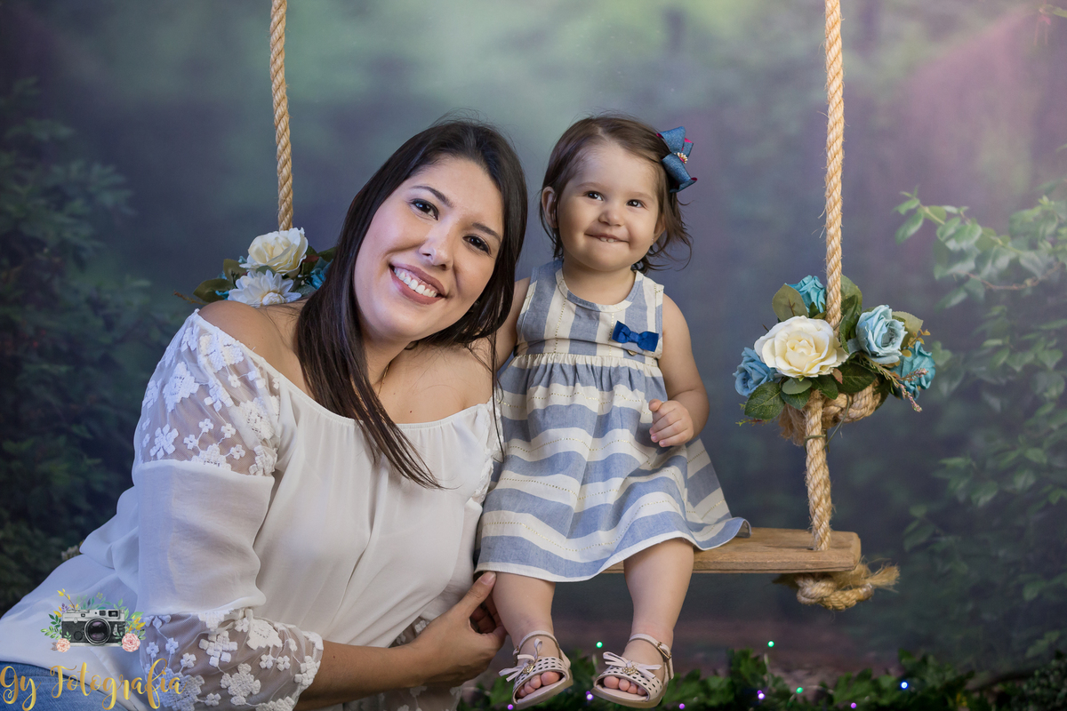 brincando no balancinho com a mamãe! 
Ensaio dia das mães em estúdio, fotografo especializado em ensaios de família, bebês e crianças.
Momento registrado pela fotógrafa Giscellayne | Gy Fotografia.