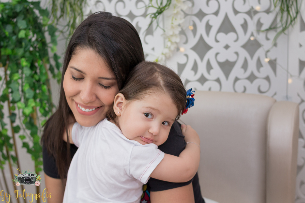 um abraço gostoso na mamãe! 
Ensaio dia das mães em estúdio, fotografo especializado em ensaios de família, bebês e crianças.
Momento registrado pela fotógrafa Giscellayne | Gy Fotografia.