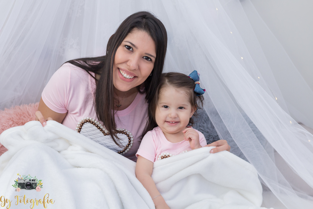 brincando na caminha com a mamãe na coberta!

Ensaio dia das mães em estúdio, fotografo especializado em ensaios de família, bebês e crianças.
Momento registrado pela fotógrafa Giscellayne | Gy Fotografia.