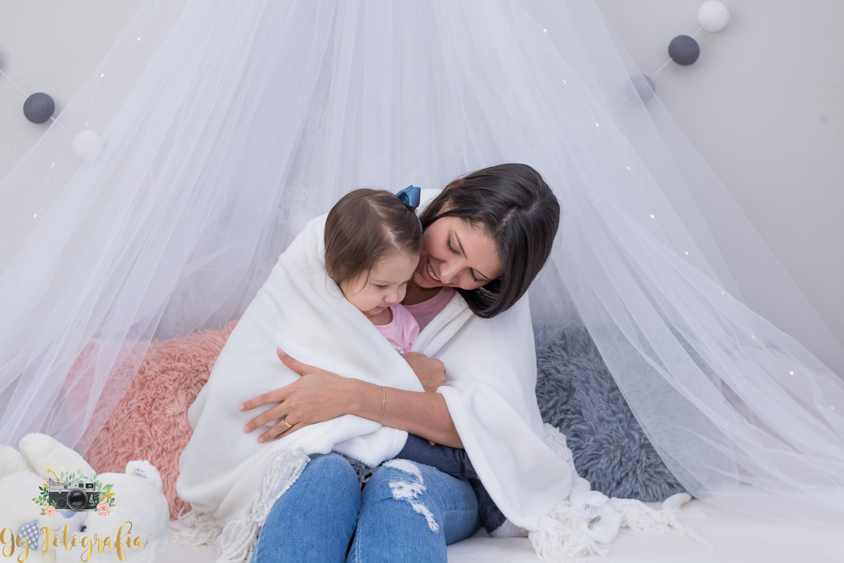 quentinha na cobertinha com a mamãe! 
Ensaio dia das mães em estúdio, fotografo especializado em ensaios de família, bebês e crianças.
Momento registrado pela fotógrafa Giscellayne | Gy Fotografia.