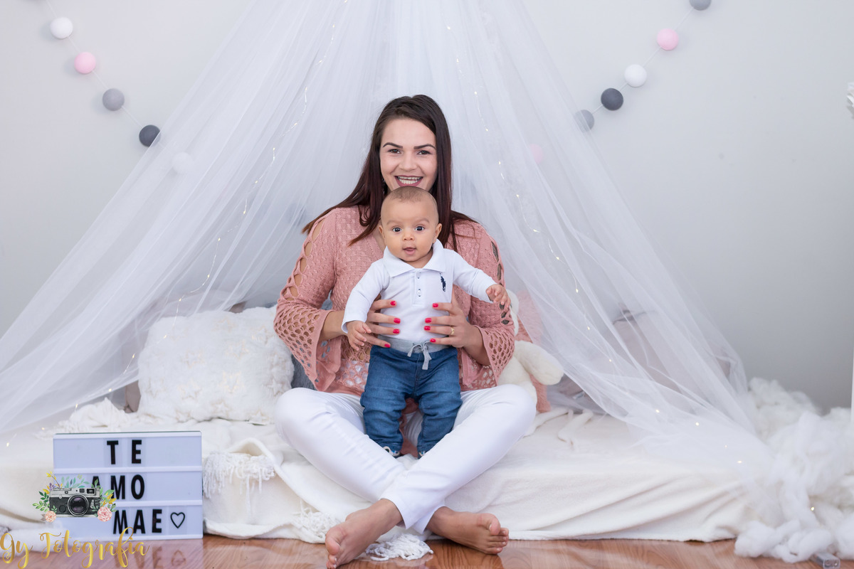 Cenário do quartinho do bebê! Ensaio de dia das mães em estúdio. Fotografo em Londrina especializado em ensaios de família. Momento registrado pela fotografa Giscellayne - Gy Fotografia