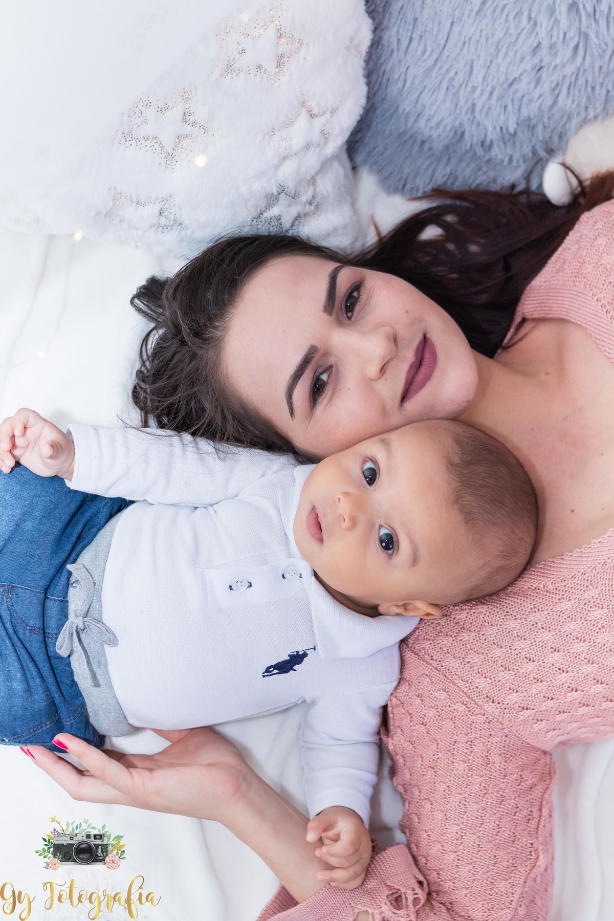 Deitadinho com a mamãe! Ensaio de dia das mães em estúdio. Fotografo em Londrina especializado em ensaios de família. Momento registrado pela fotografa Giscellayne - Gy Fotografia