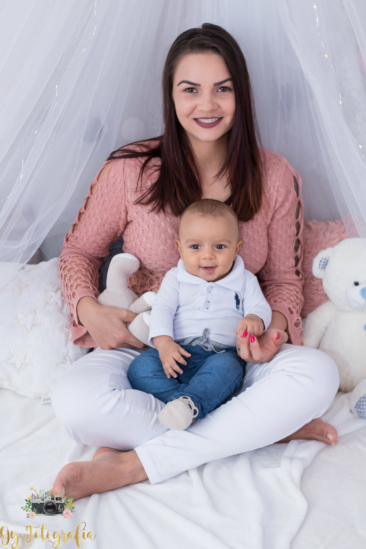 Ensaio de dia das mães em estúdio. Fotografo em Londrina especializado em ensaios de família. Momento registrado pela fotografa Giscellayne - Gy Fotografia