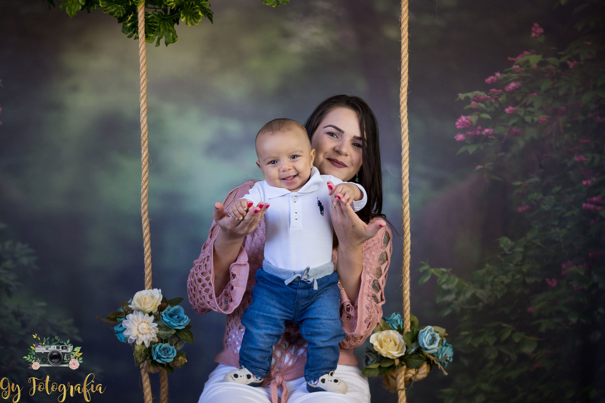Brincando no balanço com a mamãe! Ensaio de dia das mães em estúdio. Fotografo em Londrina especializado em ensaios de família. Momento registrado pela fotografa Giscellayne - Gy Fotografia