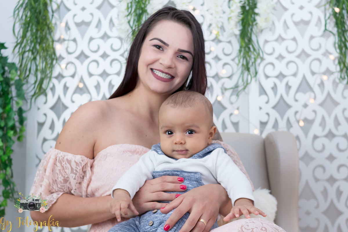Ensaio de dia das mães em estúdio. Fotografo em Londrina especializado em ensaios de família. Momento registrado pela fotografa Giscellayne - Gy Fotografia