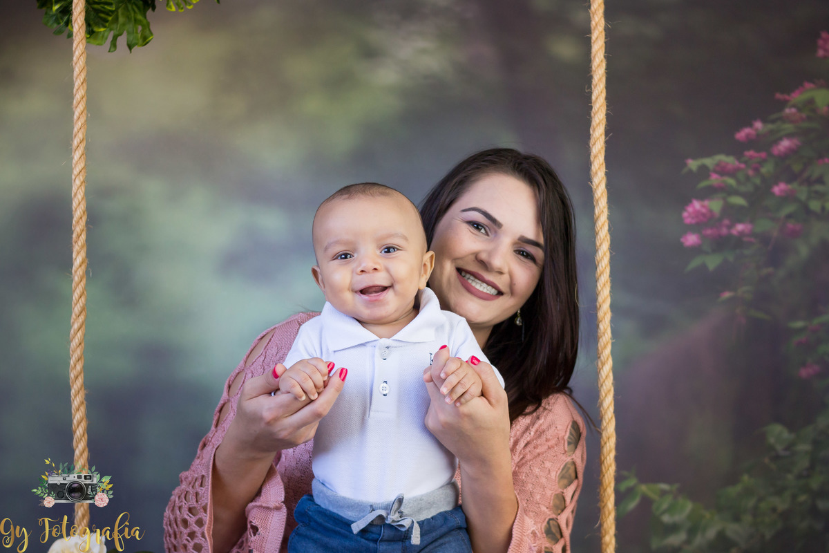 Ensaio de dia das mães em estúdio. Fotografo em Londrina especializado em ensaios de família. Momento registrado pela fotografa Giscellayne - Gy Fotografia