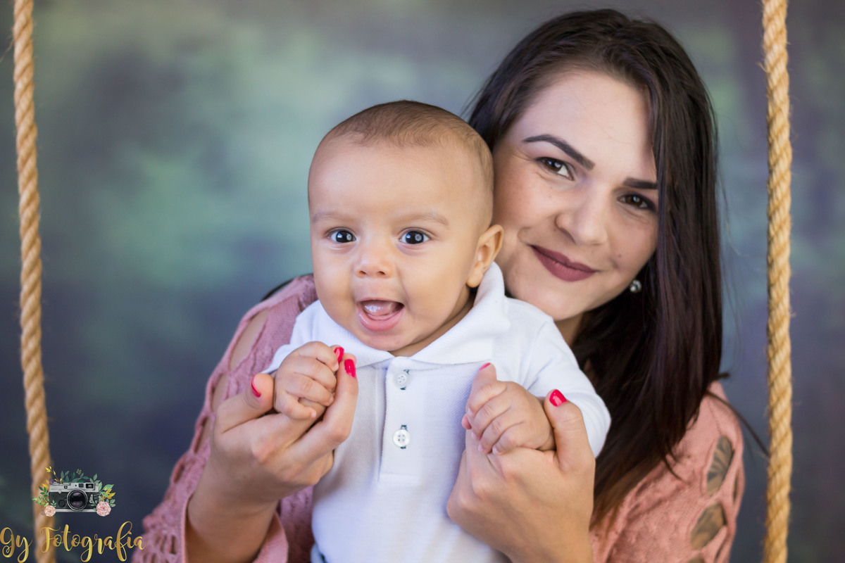 Ensaio de dia das mães em estúdio. Fotografo em Londrina especializado em ensaios de família. Momento registrado pela fotografa Giscellayne - Gy Fotografia