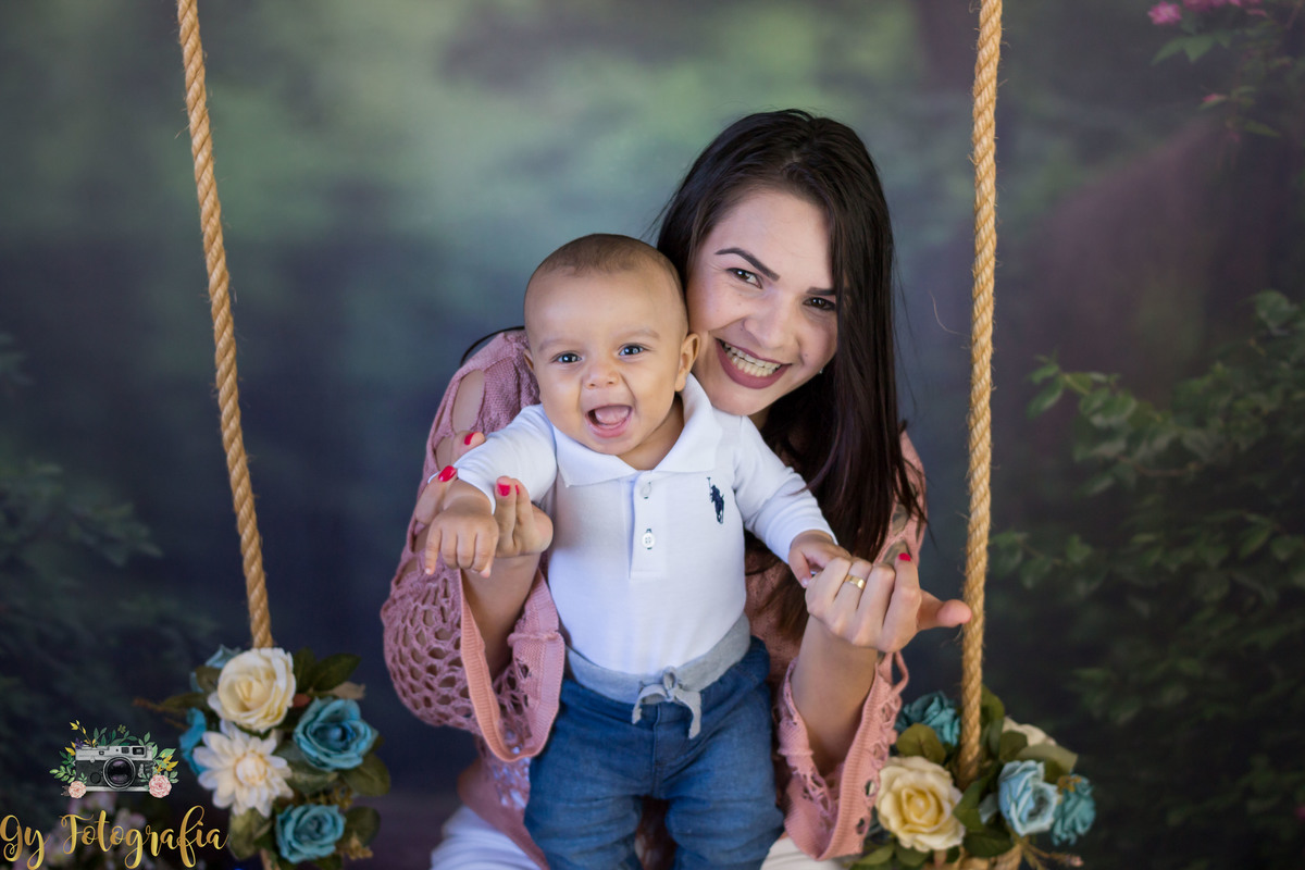 Ensaio de dia das mães em estúdio. Fotografo em Londrina especializado em ensaios de família. Momento registrado pela fotografa Giscellayne - Gy Fotografia