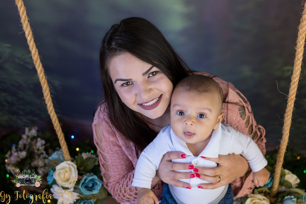 Ensaio de dia das mães em estúdio. Fotografo em Londrina especializado em ensaios de família. Momento registrado pela fotografa Giscellayne - Gy Fotografia