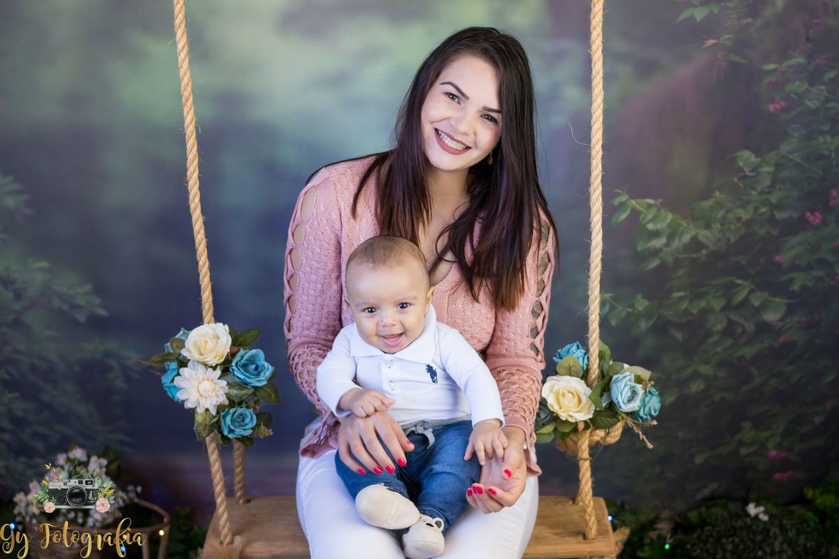 Ensaio de dia das mães em estúdio. Fotografo em Londrina especializado em ensaios de família. Momento registrado pela fotografa Giscellayne - Gy Fotografia