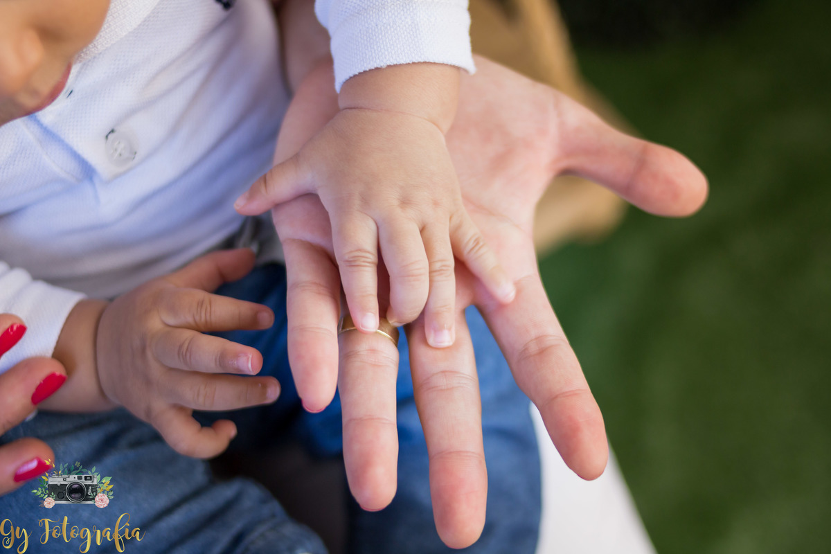 detalhe das mãozinhas. Ensaio de dia das mães em estúdio. Fotografo em Londrina especializado em ensaios de família. Momento registrado pela fotografa Giscellayne - Gy Fotografia