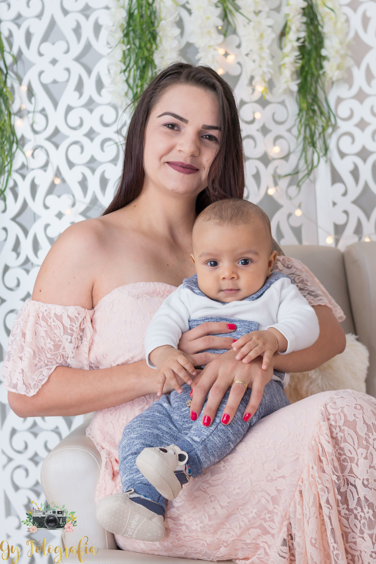 Ensaio de dia das mães em estúdio. Fotografo em Londrina especializado em ensaios de família. Momento registrado pela fotografa Giscellayne - Gy Fotografia