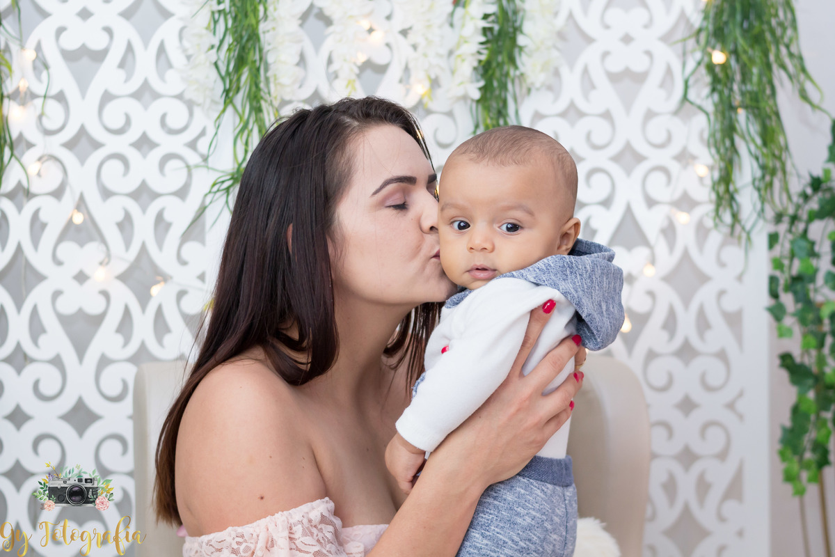 Ensaio de dia das mães em estúdio. Fotografo em Londrina especializado em ensaios de família. Momento registrado pela fotografa Giscellayne - Gy Fotografia