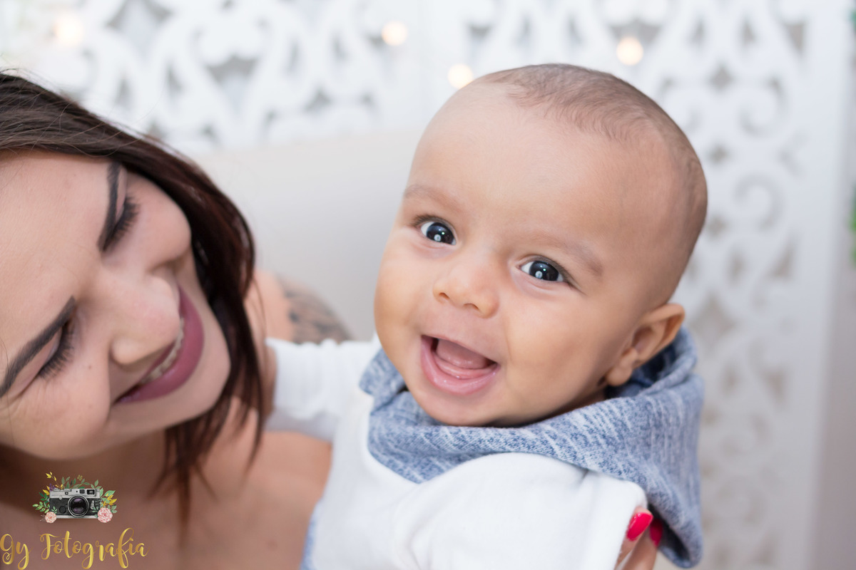 sorrisinho lindo! Ensaio de dia das mães em estúdio. Fotografo em Londrina especializado em ensaios de família. Momento registrado pela fotografa Giscellayne - Gy Fotografia