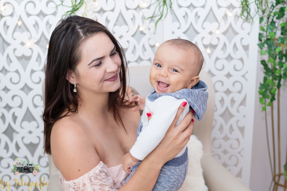 que risadinha fofa! Ensaio de dia das mães em estúdio. Fotografo em Londrina especializado em ensaios de família. Momento registrado pela fotografa Giscellayne - Gy Fotografia