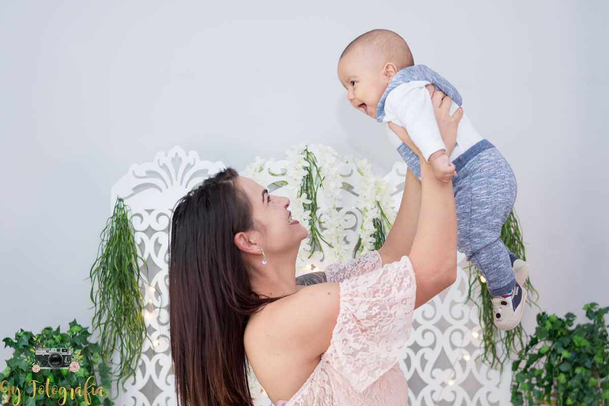 brincando com a mamãe! Ensaio de dia das mães em estúdio. Fotografo em Londrina especializado em ensaios de família. Momento registrado pela fotografa Giscellayne - Gy Fotografia