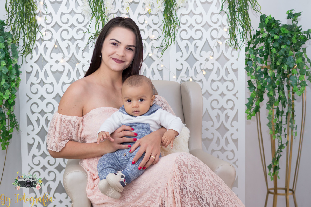 Davi lucas no colo da mamãe!
Ensaio de dia das mães em estúdio. Fotografo em Londrina especializado em ensaios de família. Momento registrado pela fotografa Giscellayne - Gy Fotografia