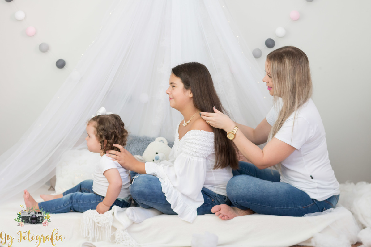 Cuidando do cabelo em família! Ensaio de dia das mães em estúdio. Fotografo em Londrina especializado em ensaios de família. Momento registrado pela fotografa Giscellayne | Gy Fotografia