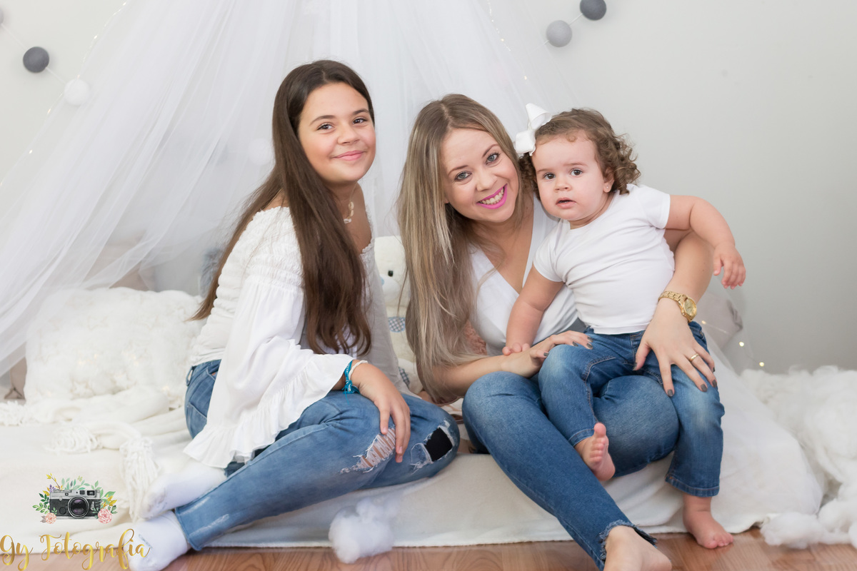Ensaio de dia das mães em estúdio. Fotografo em Londrina especializado em ensaios de família. Momento registrado pela fotografa Giscellayne | Gy Fotografia