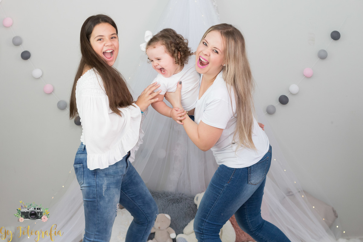 brincando de pegar com a irmã! Ensaio de dia das mães em estúdio. Fotografo em Londrina especializado em ensaios de família. Momento registrado pela fotografa Giscellayne | Gy Fotografia