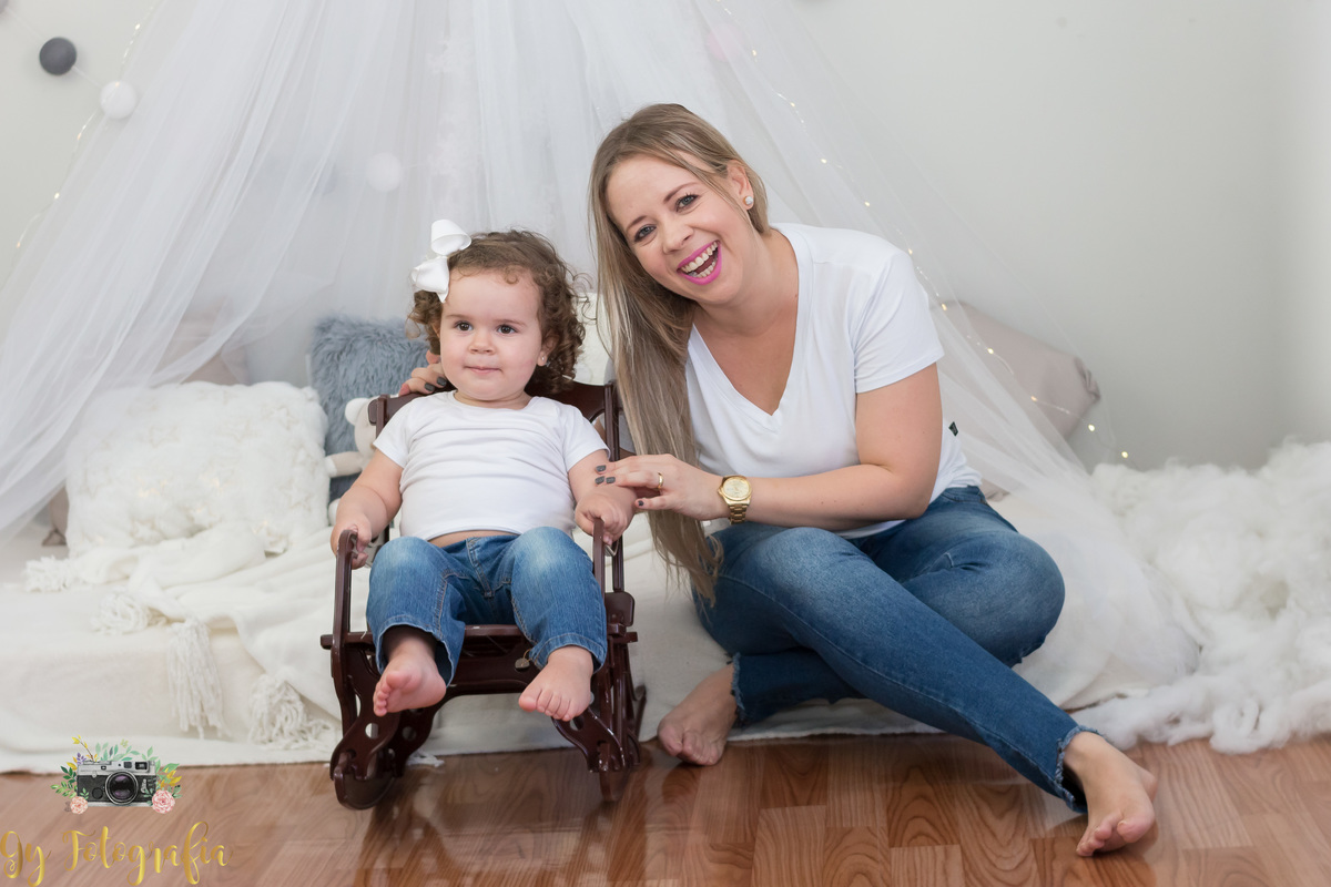 Ensaio de dia das mães em estúdio. Fotografo em Londrina especializado em ensaios de família. Momento registrado pela fotografa Giscellayne | Gy Fotografia