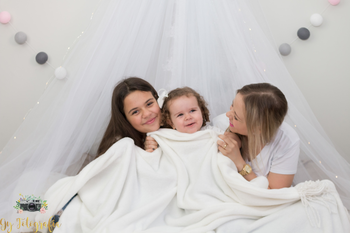 Ensaio de dia das mães em estúdio. Fotografo em Londrina especializado em ensaios de família. Momento registrado pela fotografa Giscellayne | Gy Fotografia