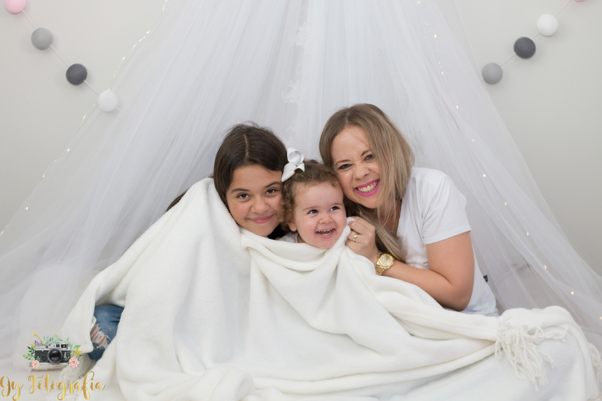 Cade o bebe? Achou!! Ensaio de dia das mães em estúdio. Fotografo em Londrina especializado em ensaios de família. Momento registrado pela fotografa Giscellayne | Gy Fotografia