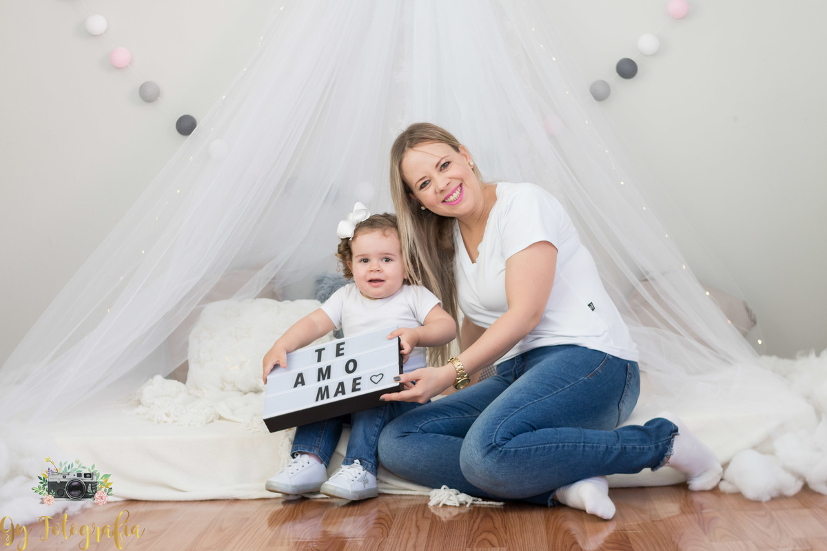 Nosso quartinho com a decoração da loja decora kids ficou um charme! Ensaio de dia das mães em estúdio. Fotografo em Londrina especializado em ensaios de família. Momento registrado pela fotografa Giscellayne | Gy Fotografia
