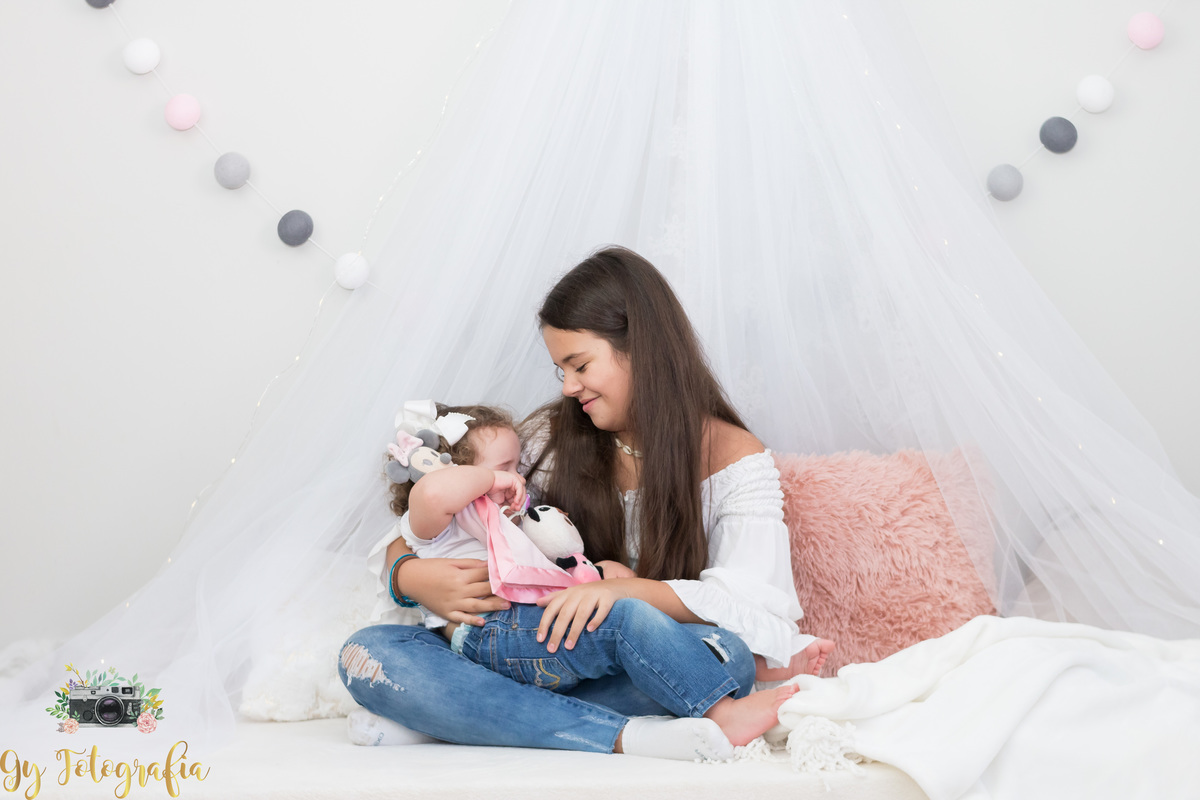 irmãzinha cuidando! Ensaio de dia das mães em estúdio. Fotografo em Londrina especializado em ensaios de família. Momento registrado pela fotografa Giscellayne | Gy Fotografia