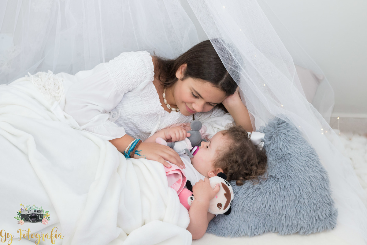 amor de irmã! Ensaio de dia das mães em estúdio. Fotografo em Londrina especializado em ensaios de família. Momento registrado pela fotografa Giscellayne | Gy Fotografia
