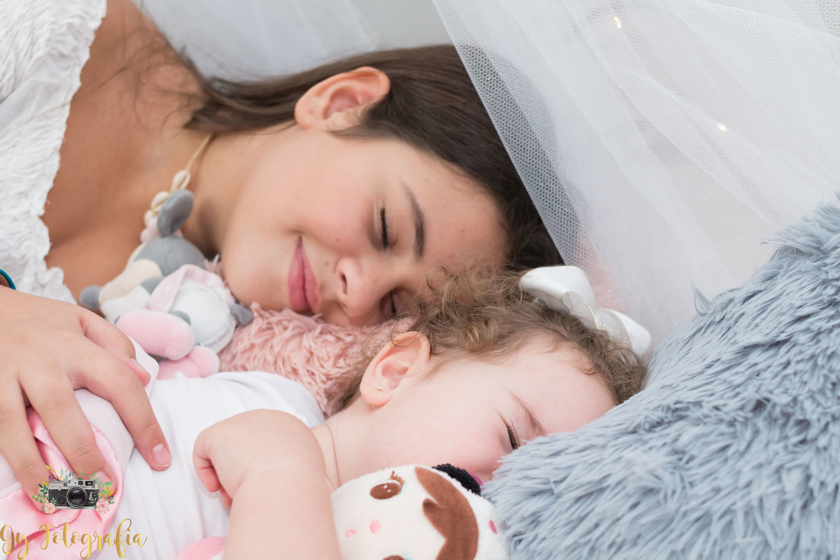 Dormindo com a imãzinha! Ensaio de dia das mães em estúdio. Fotografo em Londrina especializado em ensaios de família. Momento registrado pela fotografa Giscellayne | Gy Fotografia