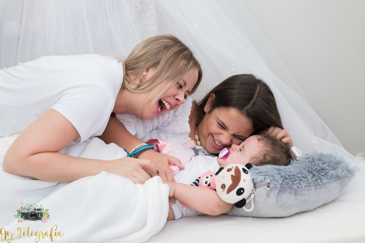 brincando ao acordar! Ensaio de dia das mães em estúdio. Fotografo em Londrina especializado em ensaios de família. Momento registrado pela fotografa Giscellayne | Gy Fotografia