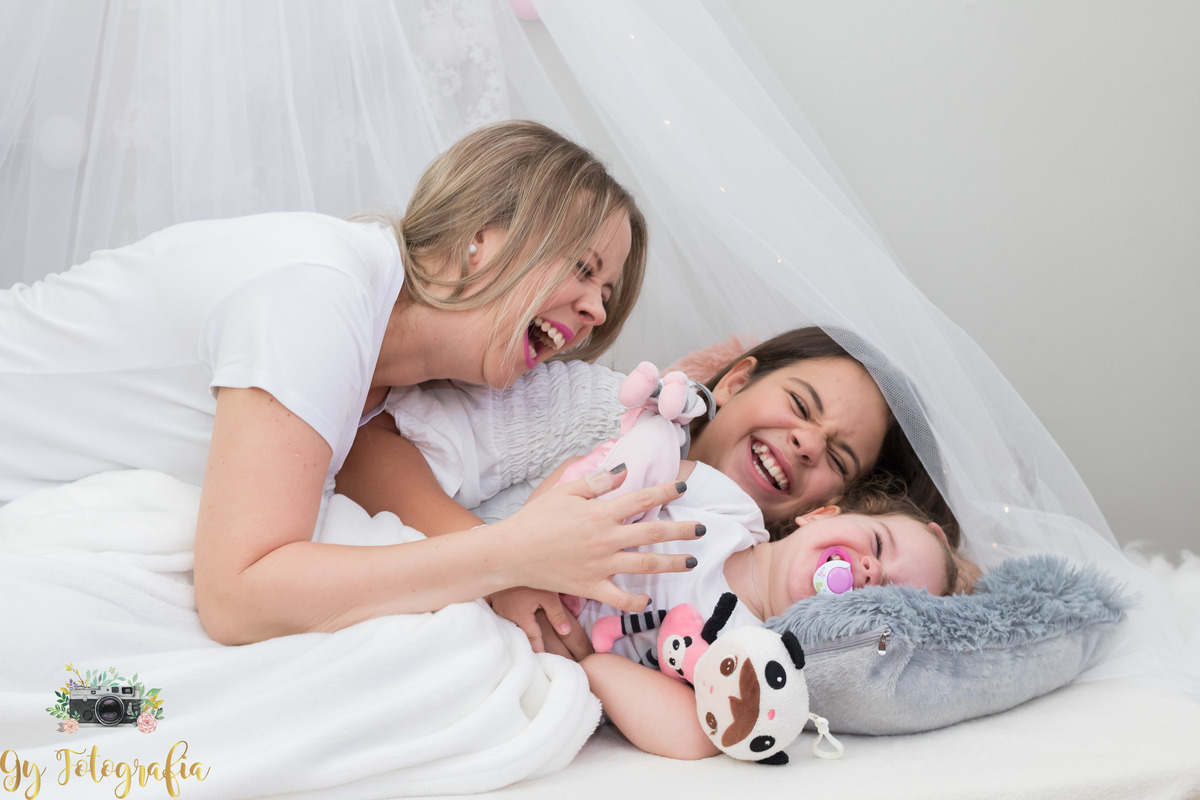 Brincando ao acordar
Ensaio de dia das mães em estúdio. Fotografo em Londrina especializado em ensaios de família. Momento registrado pela fotografa Giscellayne | Gy Fotografia