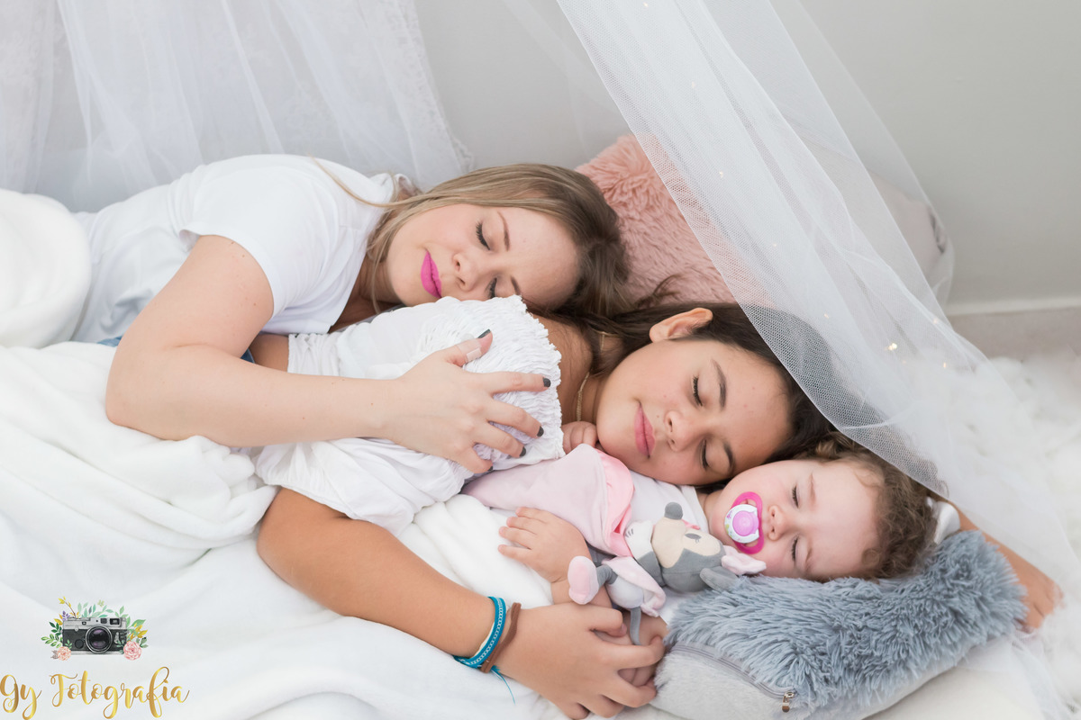 hora do soninho! Ensaio de dia das mães em estúdio. Fotografo em Londrina especializado em ensaios de família. Momento registrado pela fotografa Giscellayne | Gy Fotografia