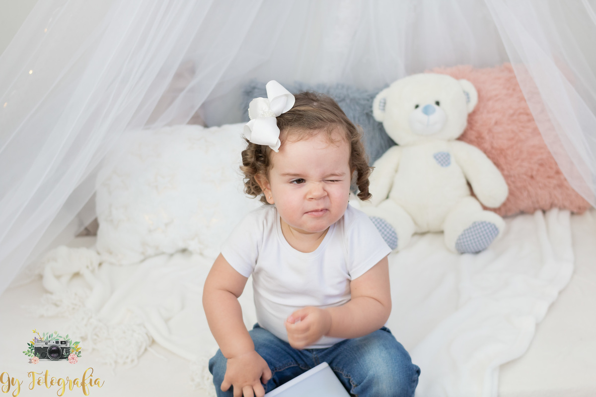 E essa piscadinha sensacional da Helena? É fofa de mais né!
Ensaio de dia das mães em estúdio. Fotografo em Londrina especializado em ensaios de família. Momento registrado pela fotografa Giscellayne | Gy Fotografia