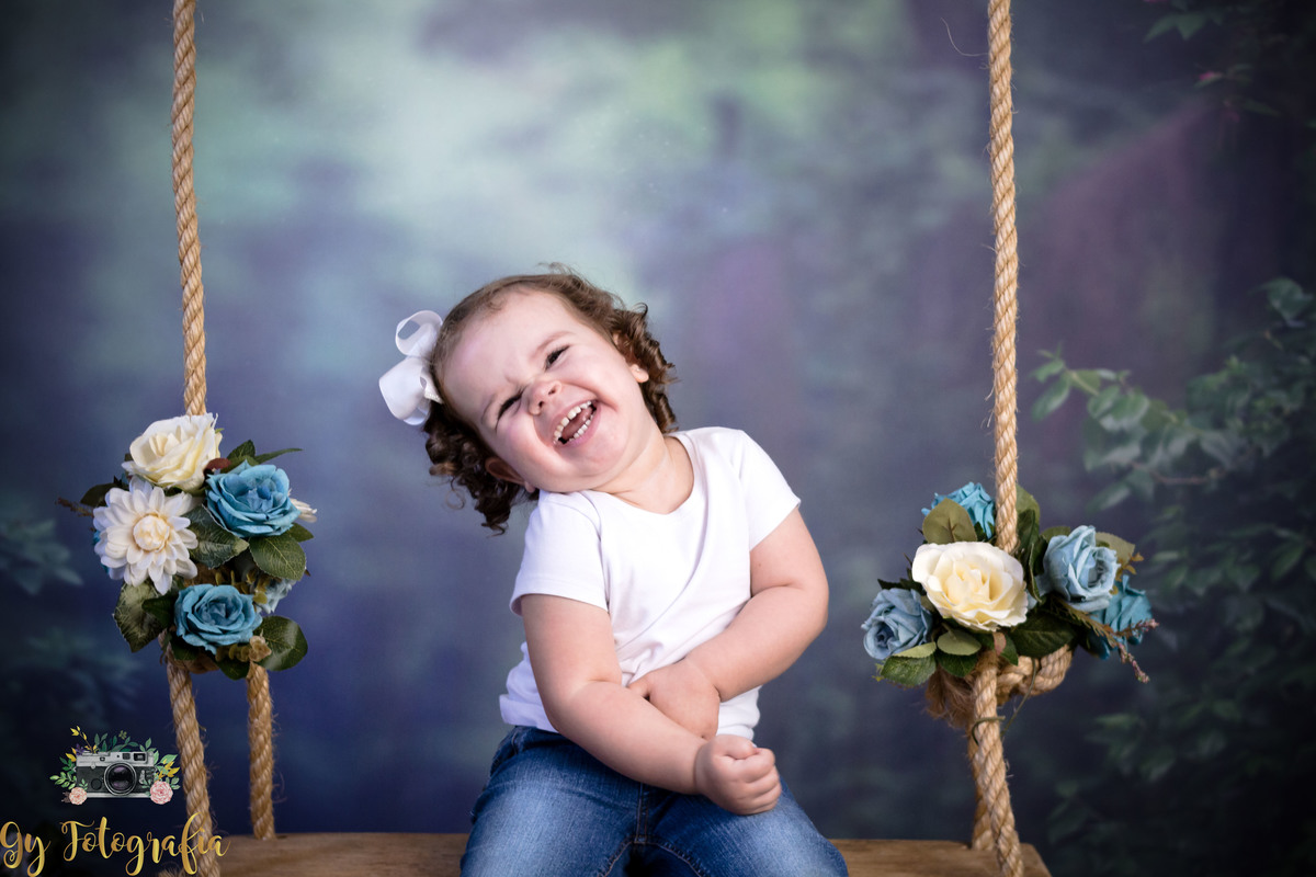 Helena se divertiu no nosso balanço!
Ensaio de dia das mães em estúdio. Fotografo em Londrina especializado em ensaios de família. Momento registrado pela fotografa Giscellayne | Gy Fotografia