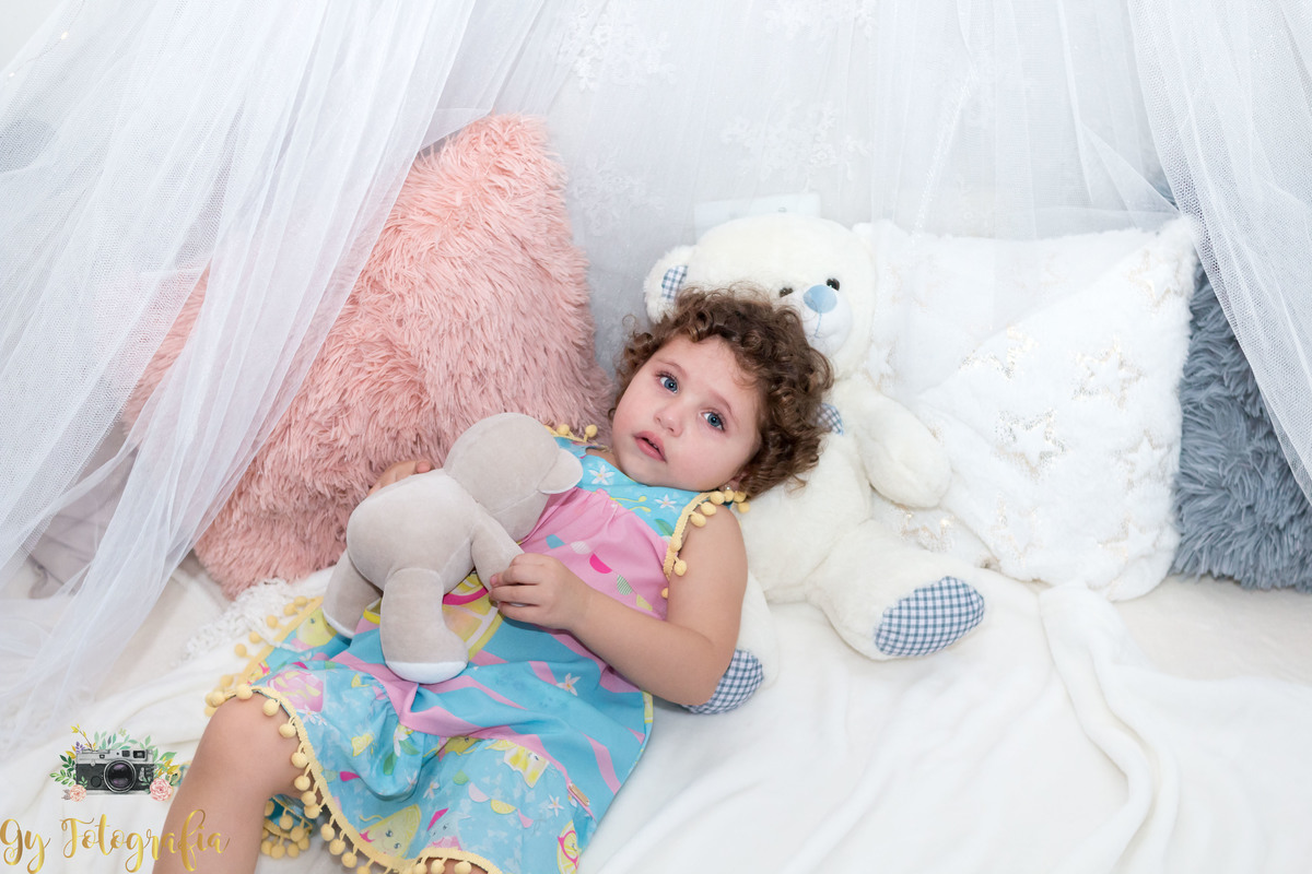 A Sarah de 2 anos, brava e ainda emburrada pra fazer as fotos! Ensaio de dia das mães em londrina.