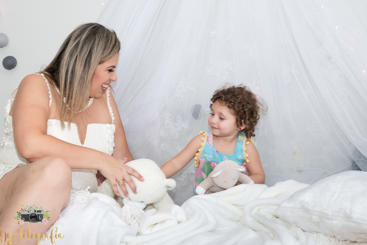 Brincando com a mamãe e os ursinhos no cenário do quartinho! Ensaio de dia das mães em londrina.