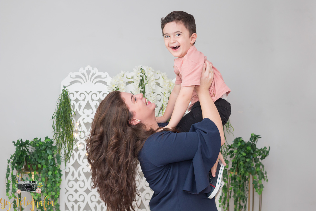 Henrique é super divertido! 
Ensaio de fotos com biombo branco e folhagem. Ensaio de dia das mães, fotografo em londrina!